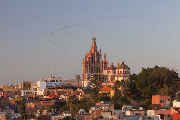 Mexico La Parroquia cathedral in cityscape